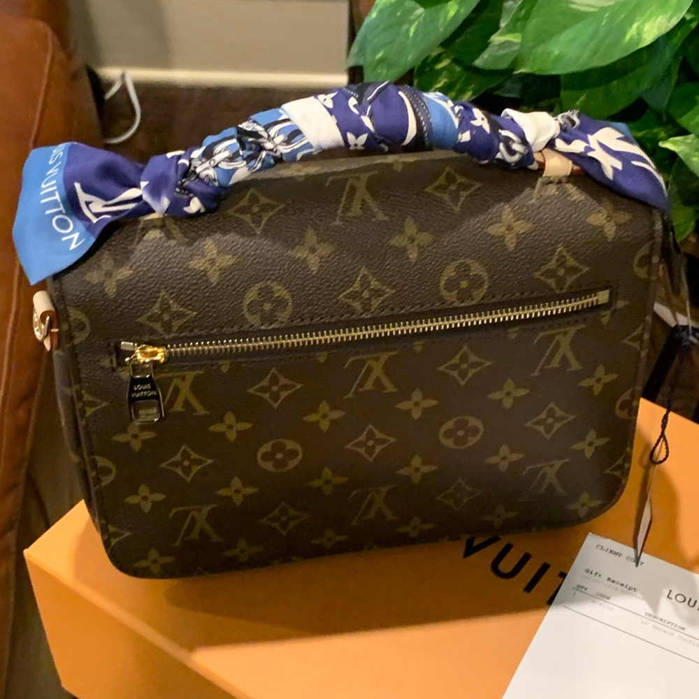 Louis Vuitton Pochette Metis - Picture 12 of 16